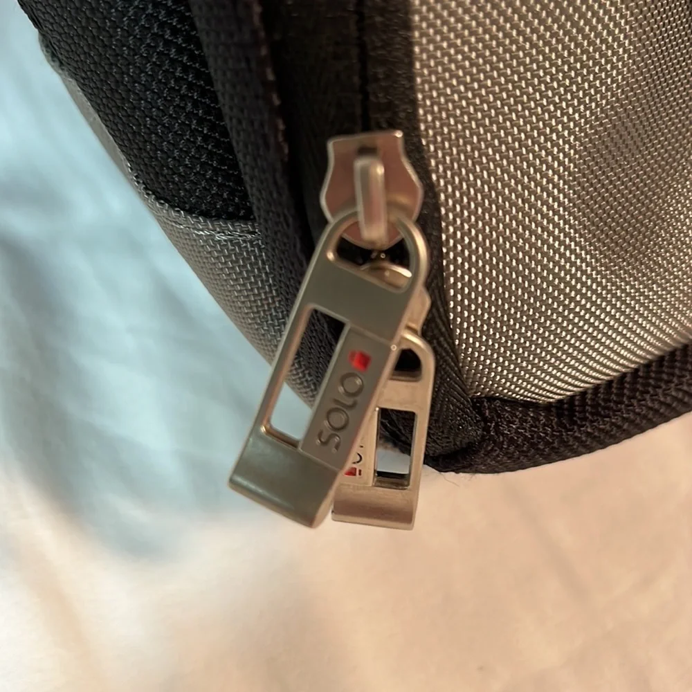 Solo Active 17 Inch Laptop Messenger Bag, Grey/Black